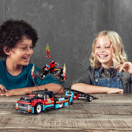 LEGO® Stunt-Show mit Truck und Motorrad 42106