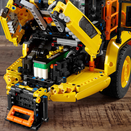 LEGO® Knickgelenkter Volvo-Dumper (6x6) 42114