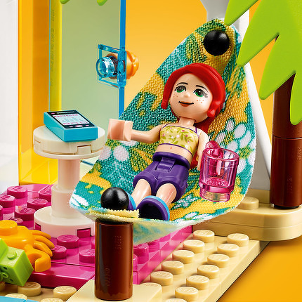 LEGO® Strandhaus mit Tretboot 41428